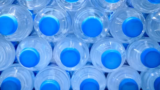 Plastflaskor.
