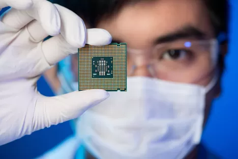 Forscher_mit_Chip_in_der_Hand